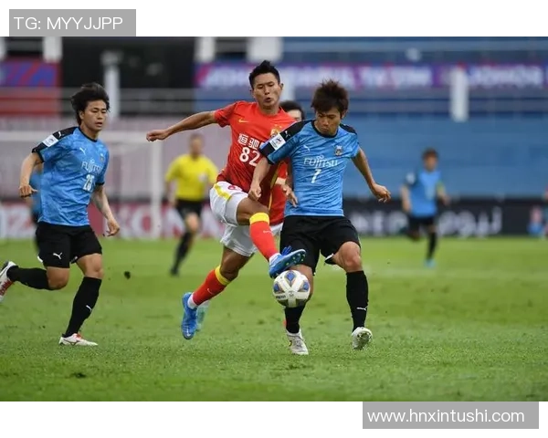 广州足球队配合引发热议球迷对战术安排和球员默契提出不同看法